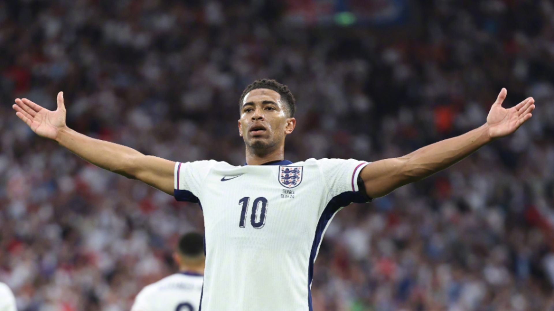 哈维-西蒙斯在切尔西官宣哈托评论区留言：我宝❤️