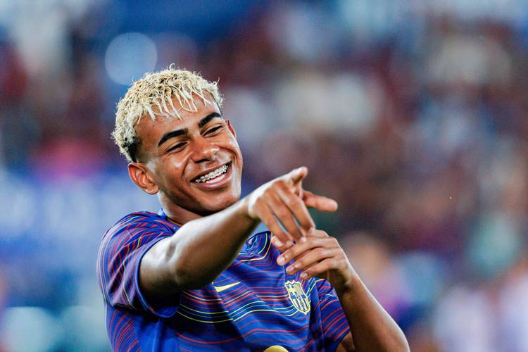 北青：新国足考虑1月初展开集训，分为国内国外两阶段进行（北青：新国足计划于1月初开启集训，分国内与海外两阶段进行）