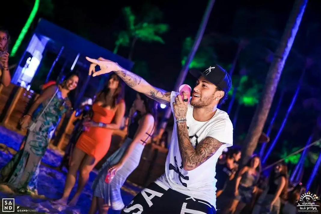 波多尔斯基：现在的拜仁踢得很有统治力；希望阿森纳英超夺冠（波多尔斯基：拜仁如今展现统治级表现，盼阿森纳问鼎英超）