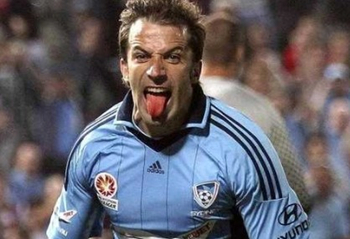 马刺半场4人得分上双，命中11记三分领先鹈鹕20分