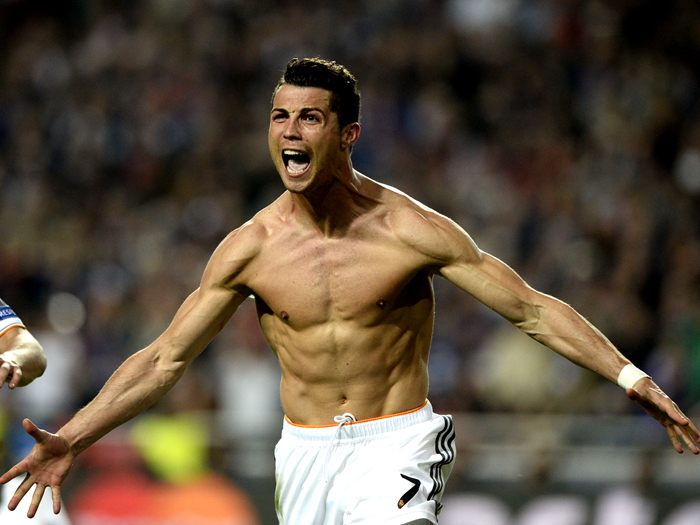 欧冠半场：吉马良斯意外乌龙送分，勒沃库森暂1-0纽卡（欧冠半场战报：吉马良斯自摆乌龙，勒沃库森暂以1-0领先纽卡）