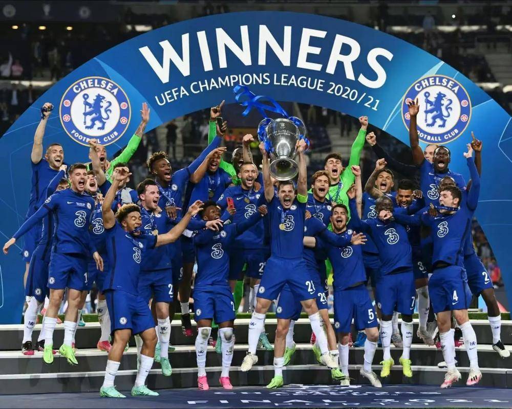 巴黎人报：一极端球迷组织庆祝成立20周年，在埃菲尔铁塔大放焰火