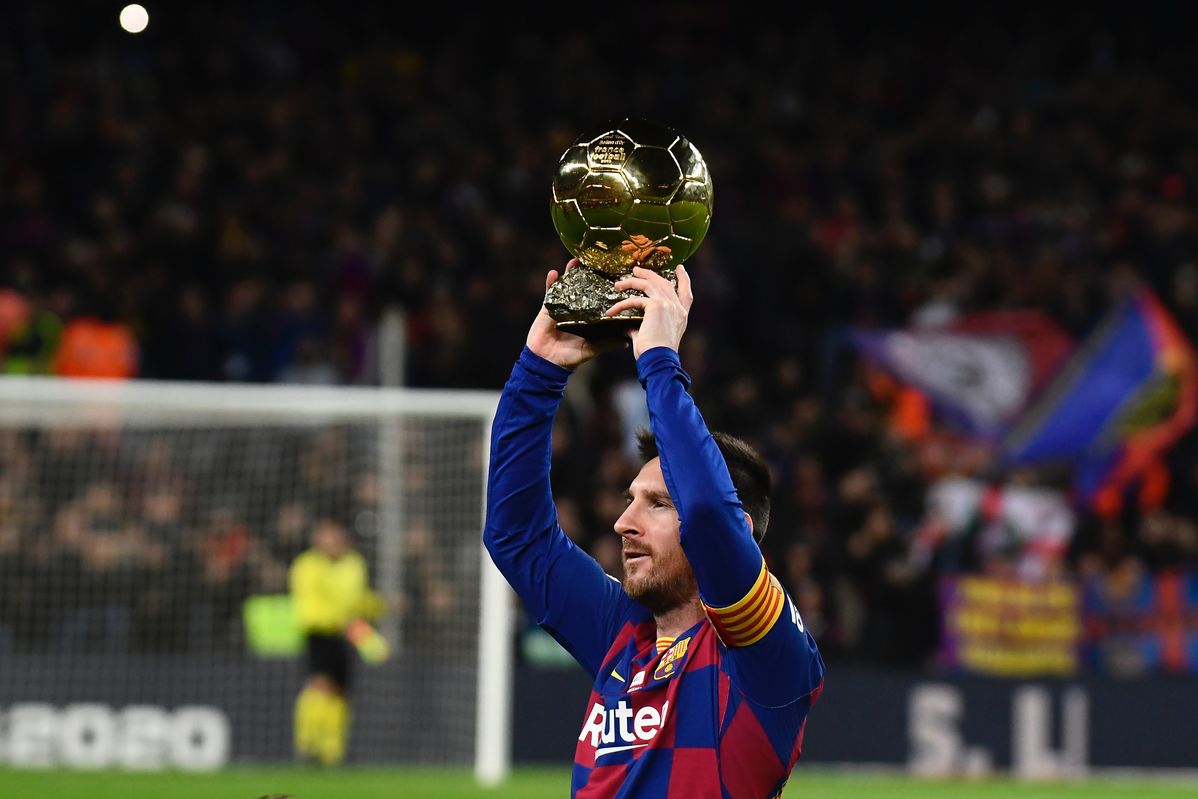 遇求不满：董方卓爆英超派对一夜千女，王楚淇支持C罗言论。（英超派对传闻发酵：董方卓爆料引争议，王楚淇力挺C罗观点）