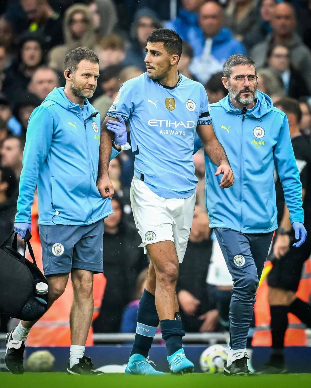 记者：皇马将在今日训练后共进圣诞午餐（据记者报道，皇马将于今日训练结束后举行圣诞午餐）