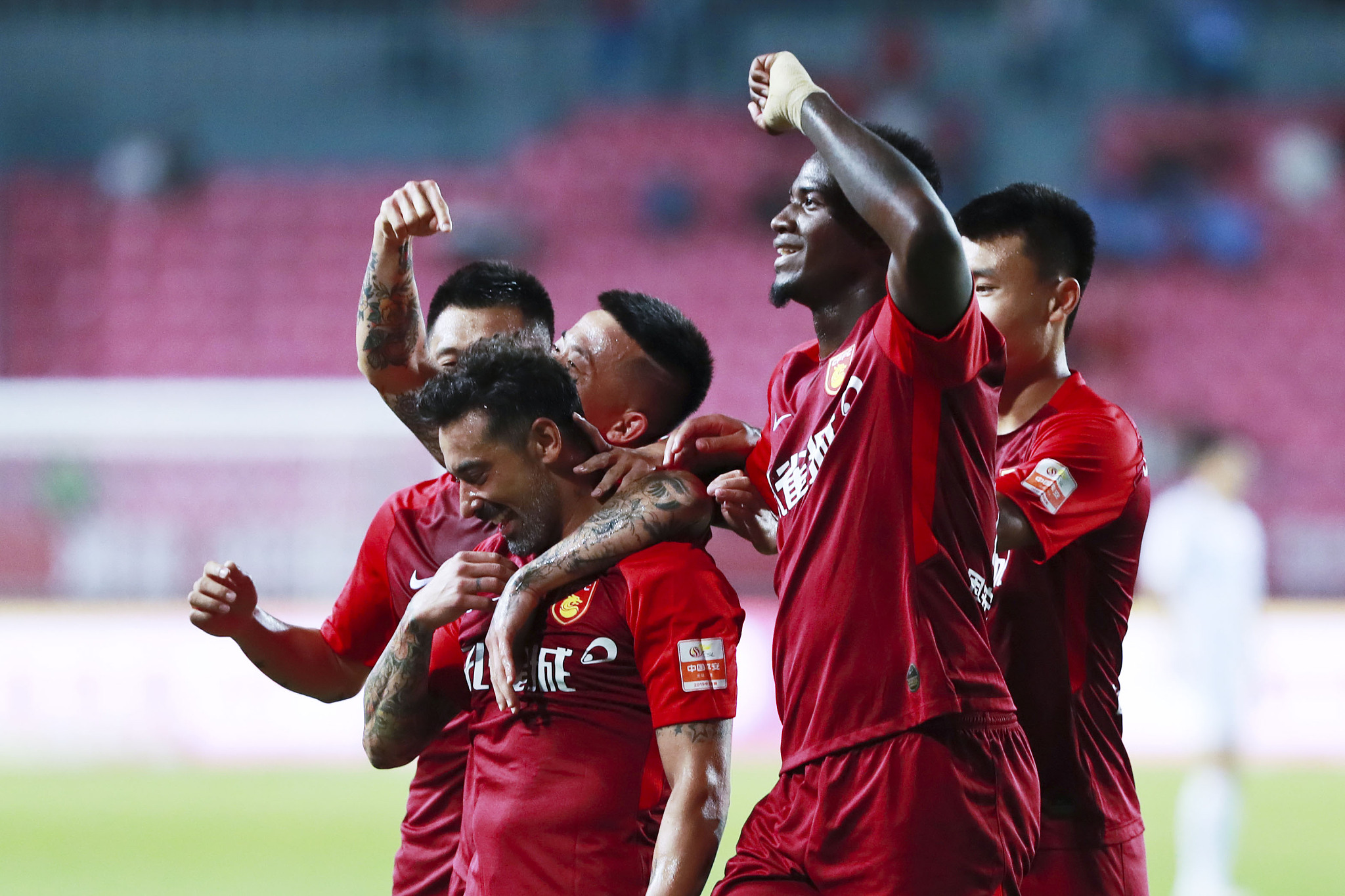 英超历史曾有7名球员节礼日戴帽：亨利、贝巴、贝尔、凯恩在列（英超历史上节礼日完成帽子戏法的球员共有7人：亨利、贝巴、贝尔、凯恩在列）