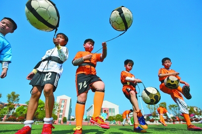邦马蒂以240张第一选票的绝对优势当选年度最佳女足球员（邦马蒂以240张第一选票压倒性胜出，荣膺年度最佳女足球员）