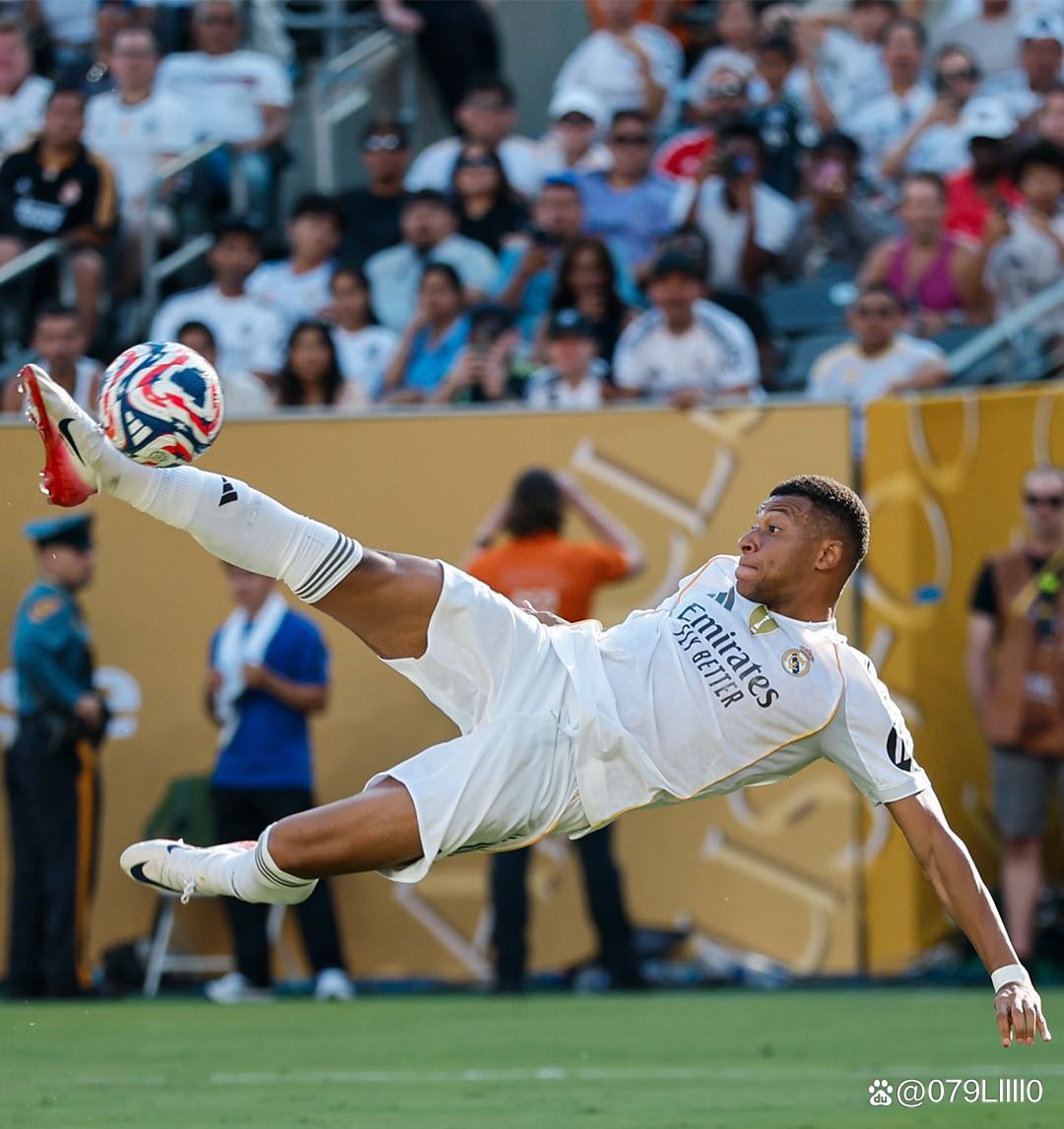 足球世界杯主题周边开售，球迷抢购